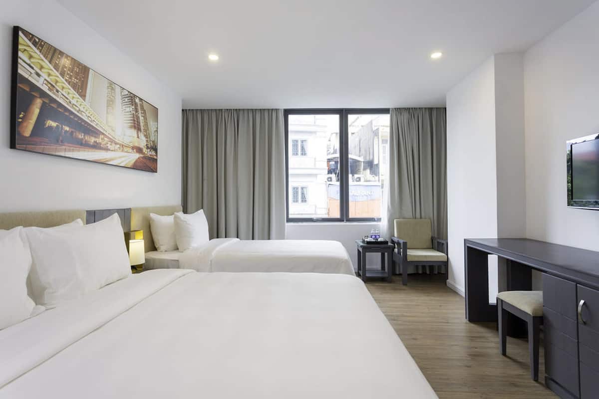 Family Suite with City View | 1 bedroom, minibar, in-room safe, desk