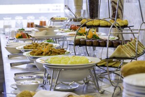 Breakfast served, international cuisine