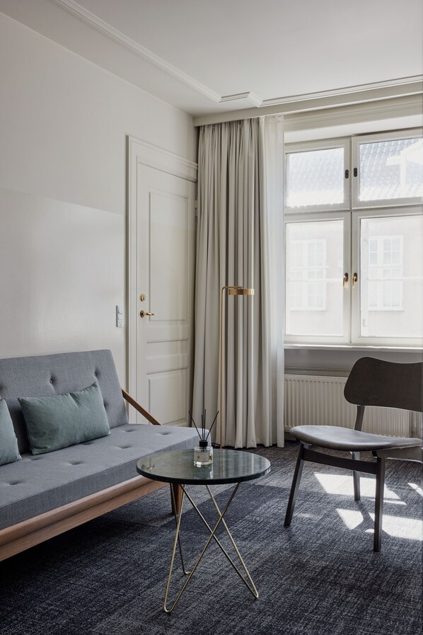 Suite | Woonruimte | Een 42-inch smart-tv met kabelzenders