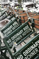 Una fila de bicicletas con letreros que dicen 'NO ORDINARY RIDE ROCHNER HOTELS'.