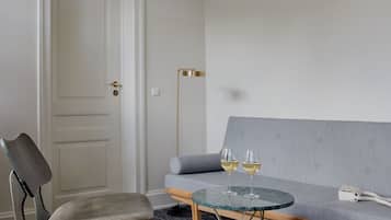 Superior Double or Twin Room | Opholdsområde | 42-tommers smart-tv med kabelkanaler