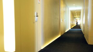 A long, narrow hotel corridor with a carpeted floor and light-colored walls. - Colour Inn Shenzhen Dongmen Branch (Shenzhen)