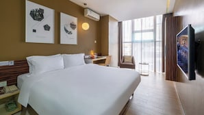 デラックス ダブルルーム | 高級寝具、デスク、防音設備、WiFi (無料)