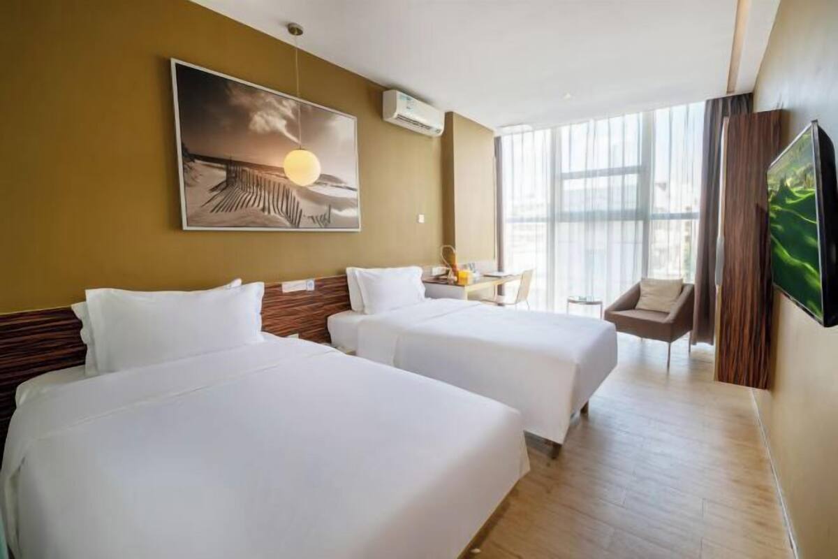1 Schlafzimmer, hochwertige Bettwaren, Schreibtisch