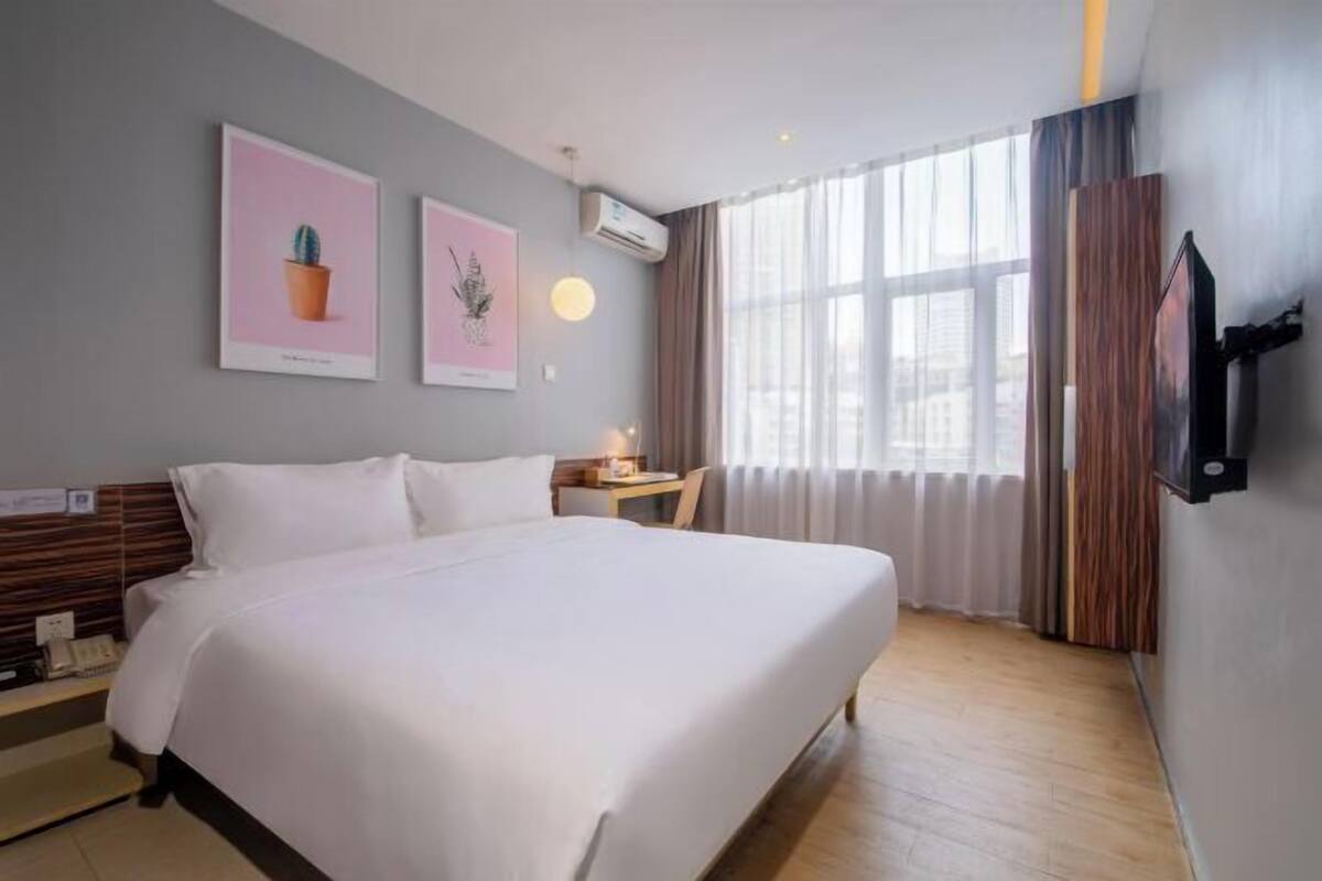 Premium bedding, desk, soundproofing, free WiFi