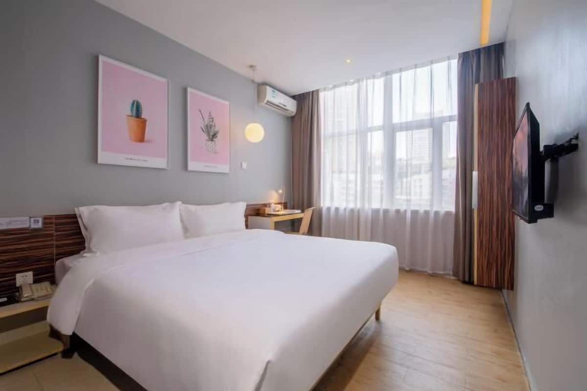 1 bedroom, premium bedding, desk, soundproofing