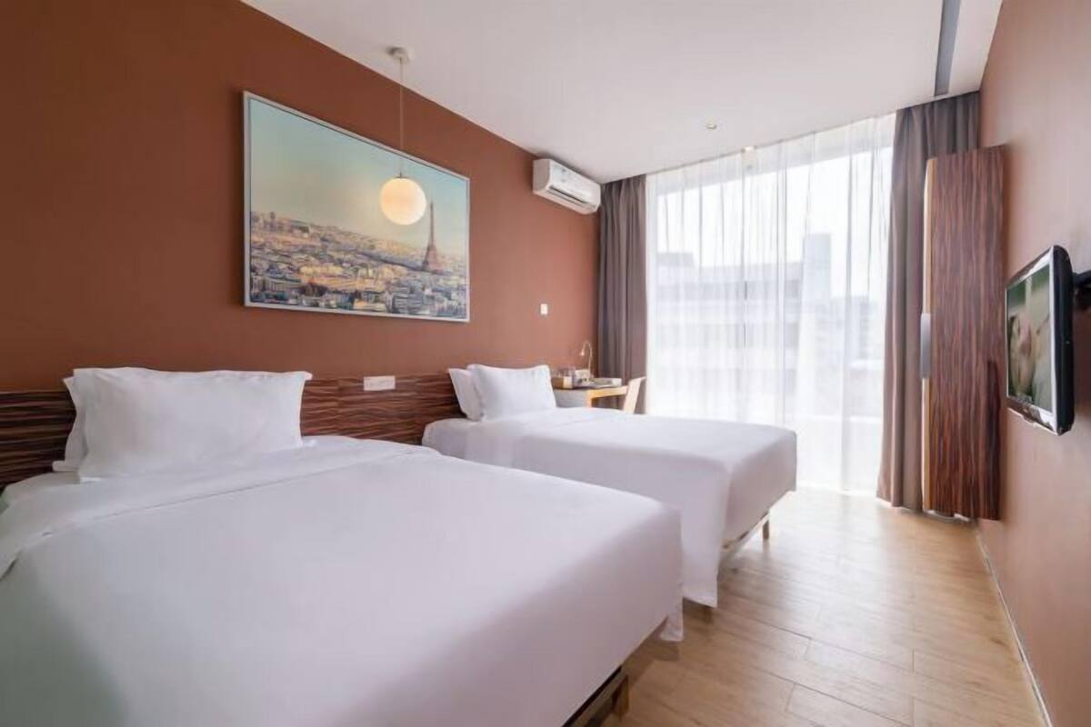 Premium bedding, desk, soundproofing, free WiFi