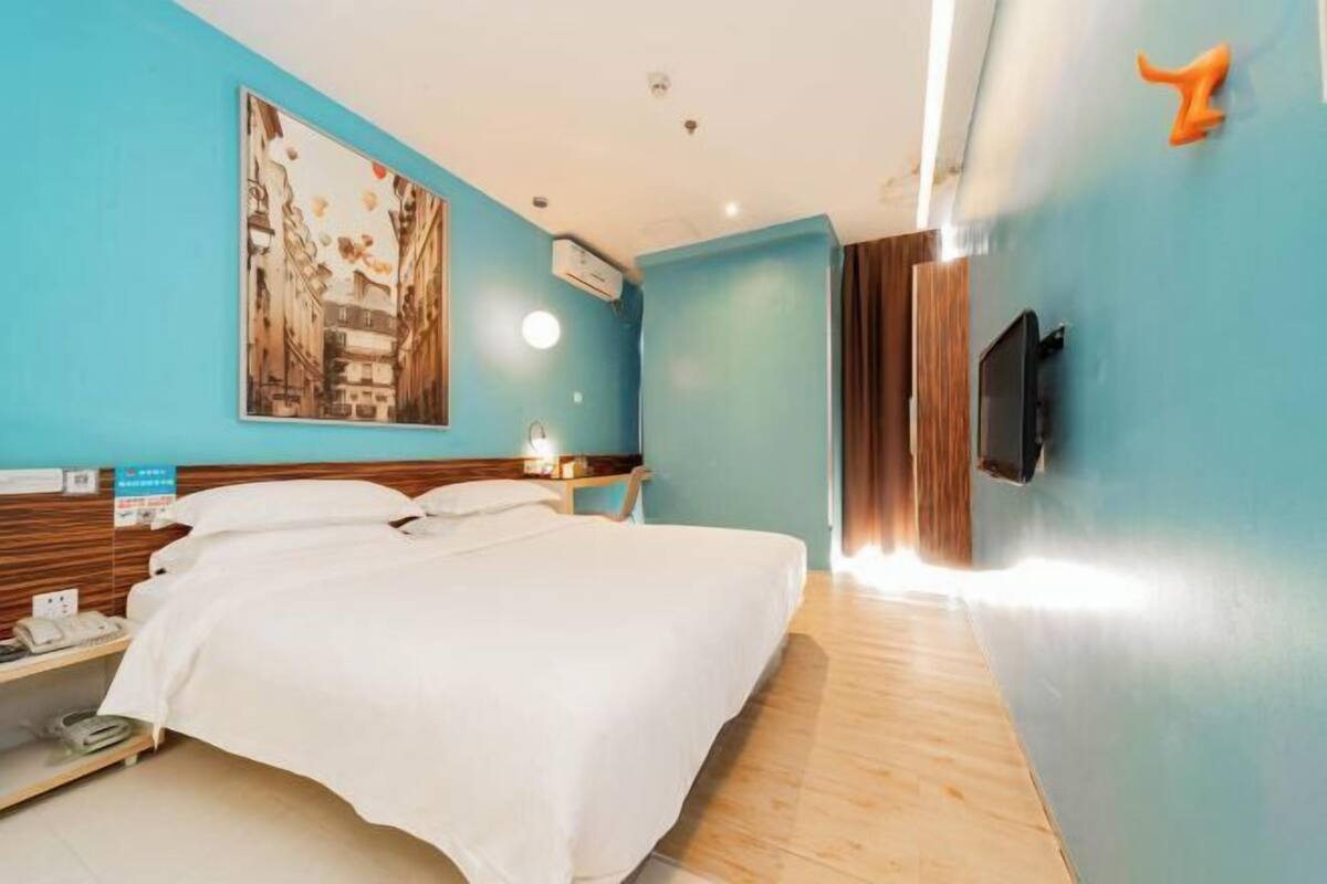 1 bedroom, premium bedding, desk, soundproofing