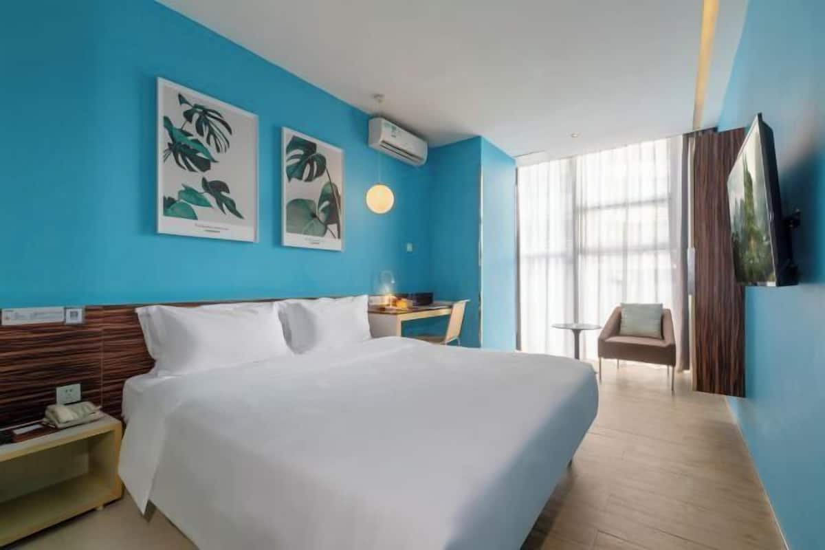 1 Schlafzimmer, hochwertige Bettwaren, Schreibtisch