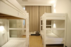 Single bed in 8-bed dormitory room | Free WiFi - Beijing Leo Courtyard - Hostel (Beijing)
