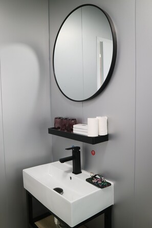 Shower, free toiletries, slippers, towels - Beijing Leo Courtyard - Hostel (Beijing)