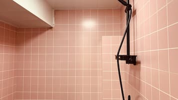 Ducha, artículos de higiene personal gratuitos, zapatillas y toallas