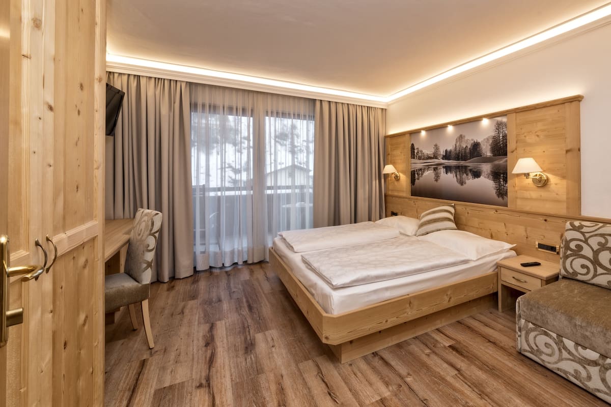 Junior suite, 2 slaapkamers (Superior) | Een kluis op de kamer, een bureau, een strijkplank/strijkijzer