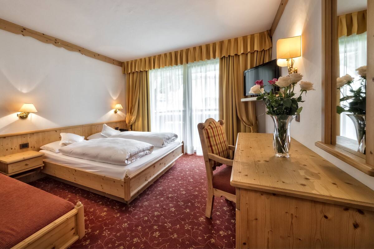 economy double room | in-room safe, desk, iron/ironing board, free wifi