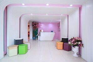 Lobby sitting area - Pintree Service Apartment Pattaya (Pattaya)