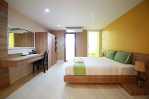 In-room safe, desk, free WiFi, bed sheets - Pintree Service Apartment Pattaya (Pattaya)