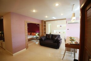 Suite C | In-room safe, desk, free WiFi, bed sheets - Pintree Service Apartment Pattaya (Pattaya)