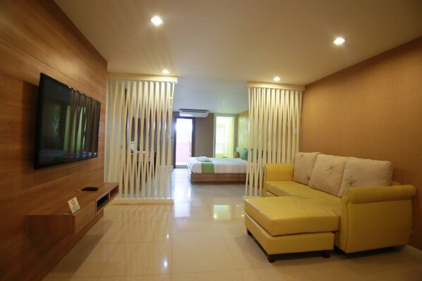 In-room safe, desk, free WiFi, bed sheets - Pintree Service Apartment Pattaya (Pattaya)