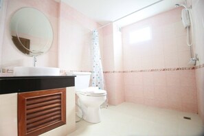 Bathroom - Pintree Service Apartment Pattaya (Pattaya)