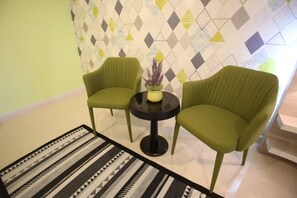 Suite B (Double Suite) | Living area | Flat-screen TV - Trebel Service Apartment Pattaya (Pattaya)