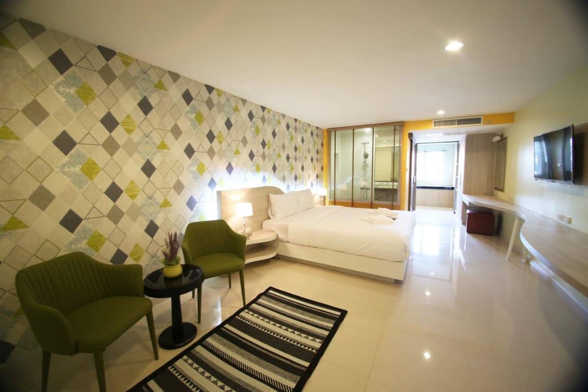 Suite B (Double Suite) | In-room safe, desk, free WiFi