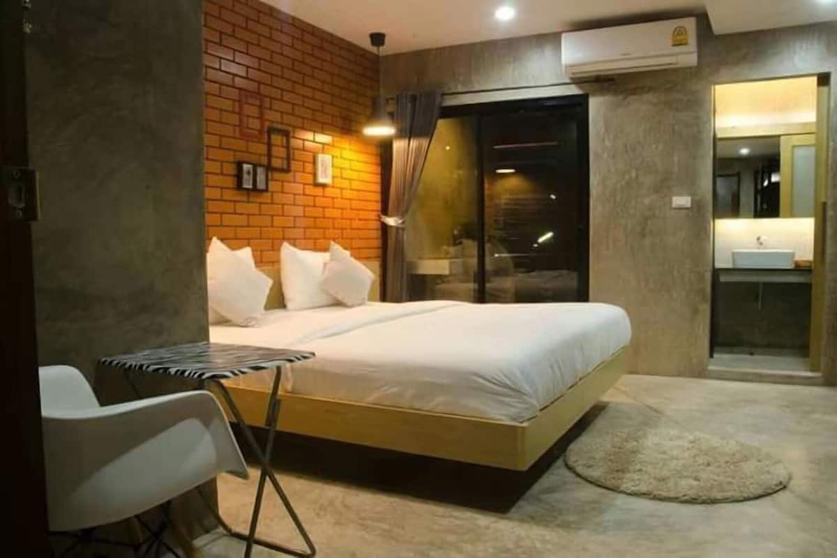 Desk, laptop workspace, rollaway beds, free WiFi