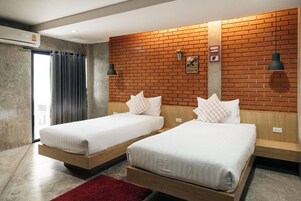 Connected Room | Escritorio, espacio para trabajar con un portátil, camas supletorias