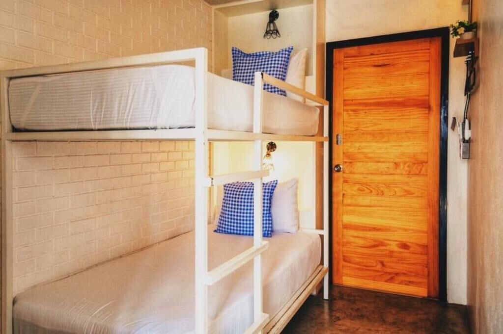 Escritorio, espacio para trabajar con un portátil, camas supletorias