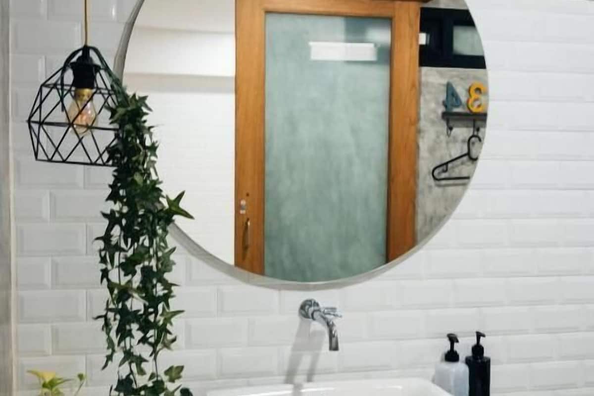 shower, free toiletries, towels