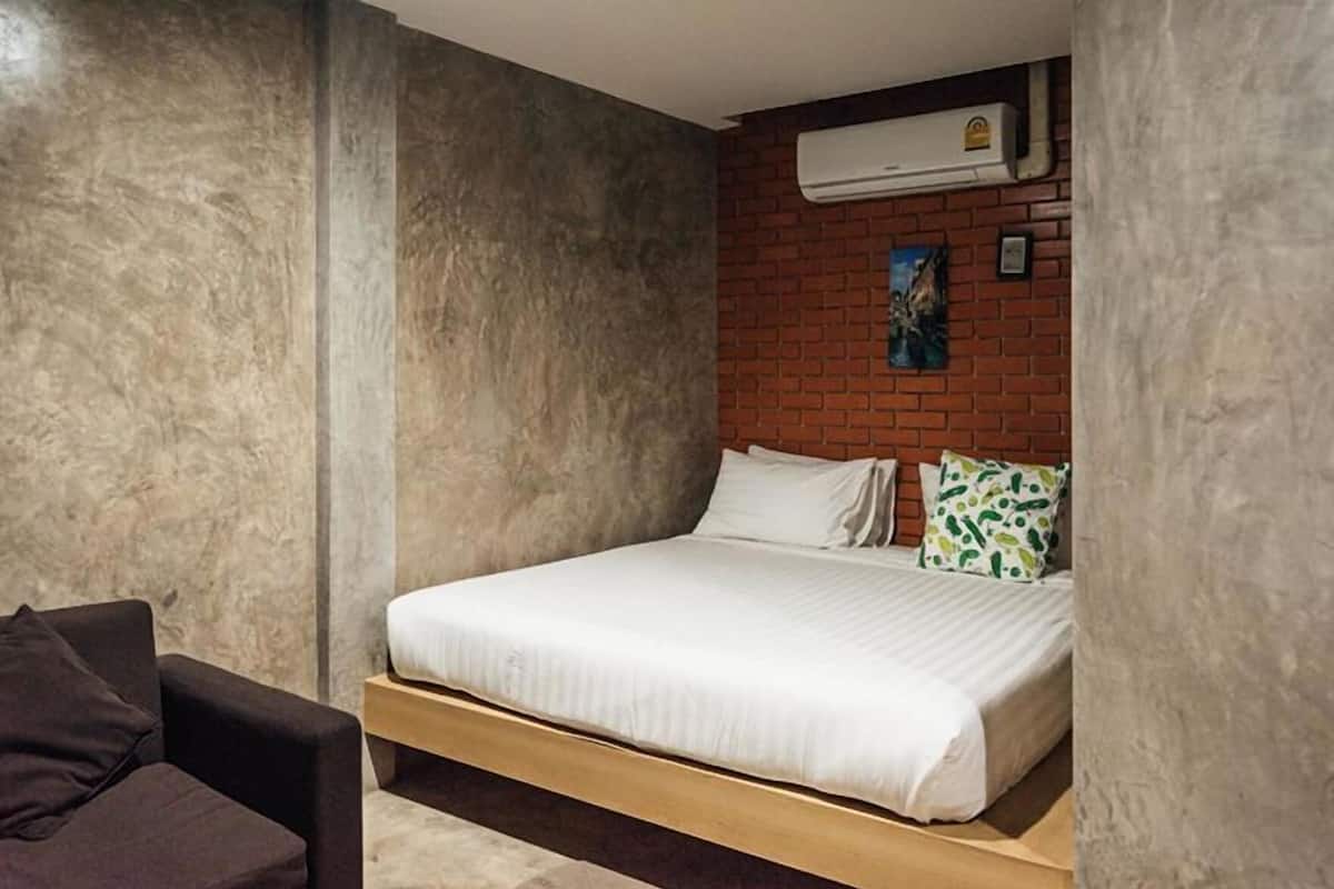 Desk, laptop workspace, rollaway beds, free WiFi