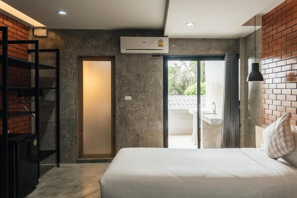 desk, laptop workspace, rollaway beds, free wifi