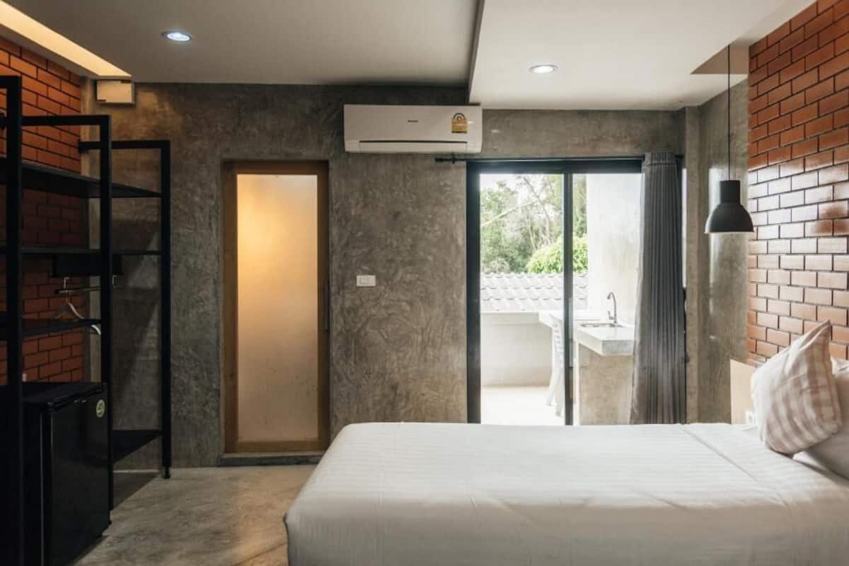 desk, laptop workspace, rollaway beds, free wifi