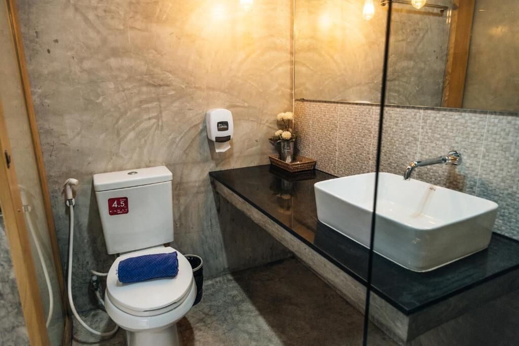 shower, free toiletries, towels