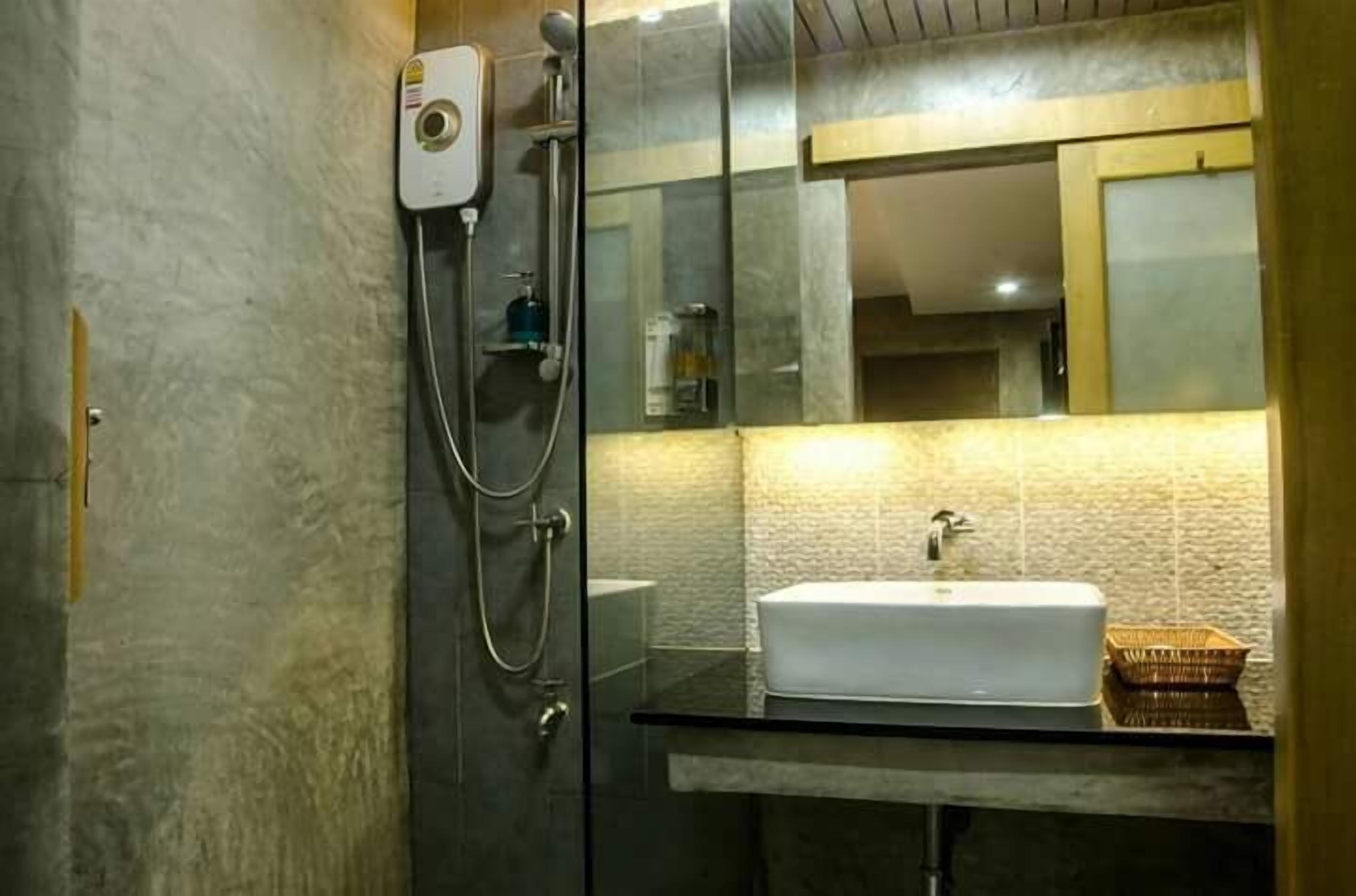 deluxe room | bathroom | shower, free toiletries, towels