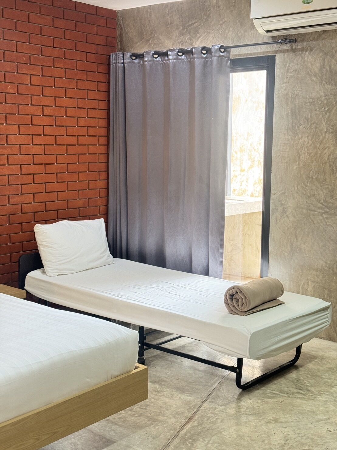 desk, laptop workspace, rollaway beds, free wifi