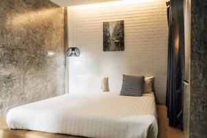 Escritorio, espacio para trabajar con un portátil, camas supletorias