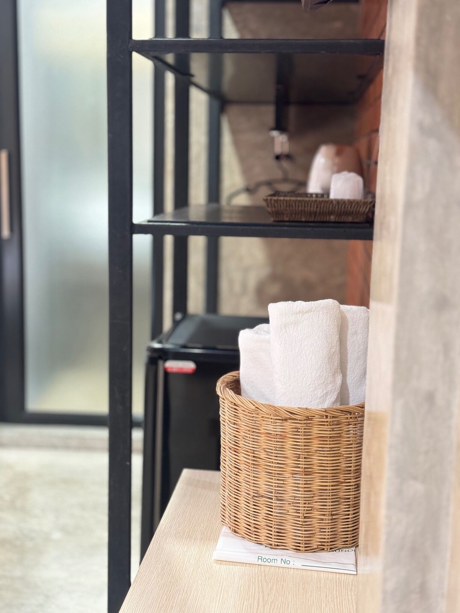 deluxe room | living area | flat-screen tv