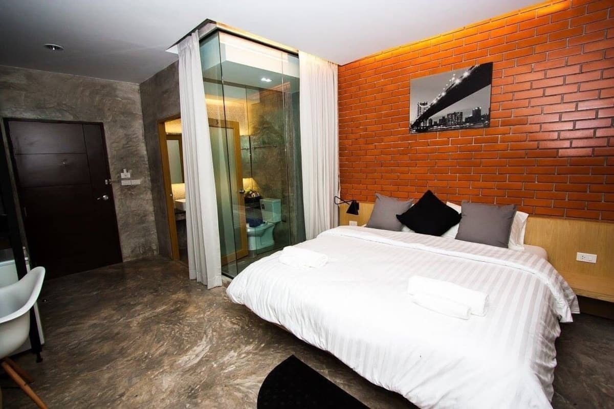 Desk, laptop workspace, rollaway beds, free WiFi