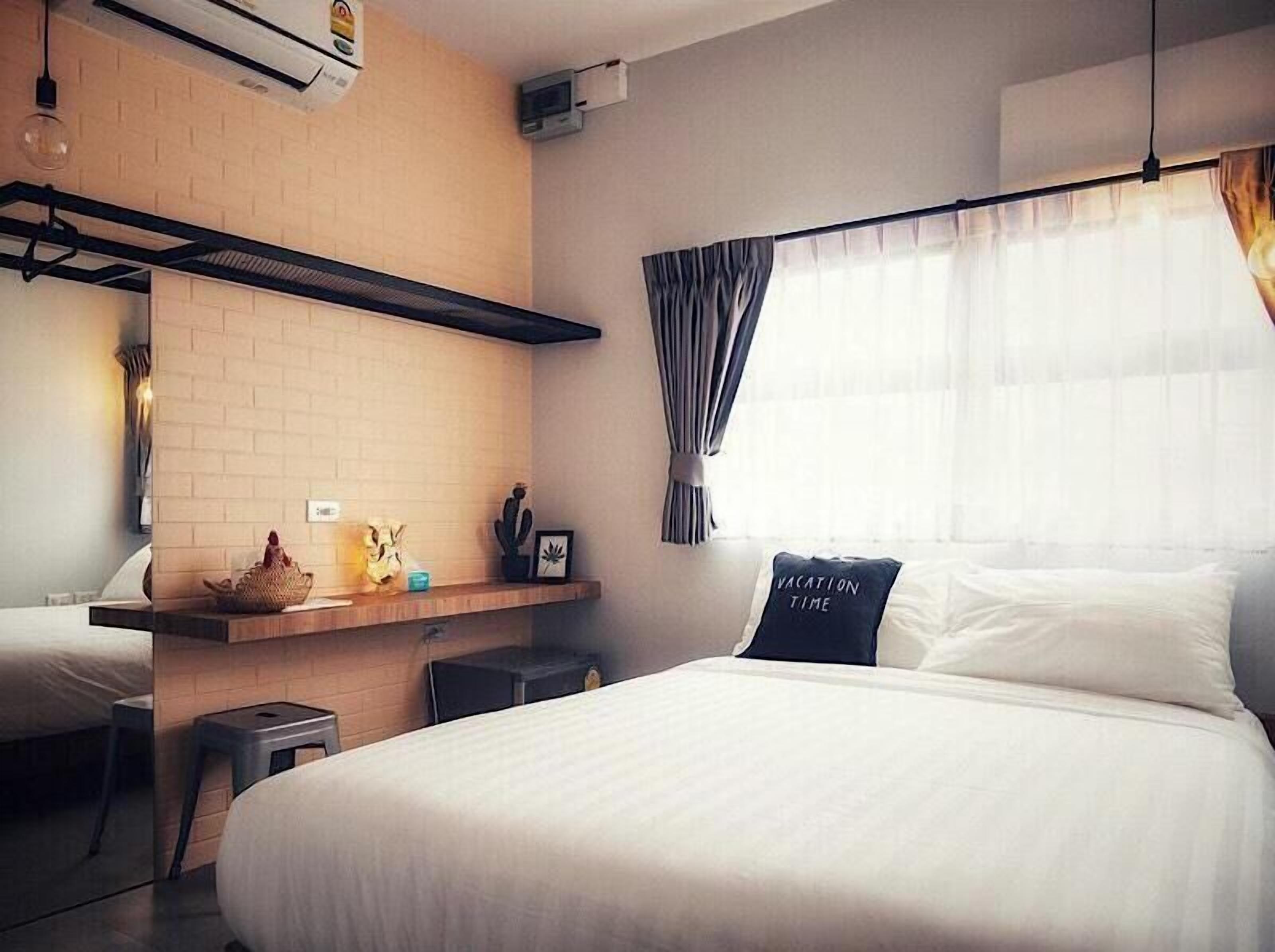 Escritorio, espacio para trabajar con un portátil, camas supletorias