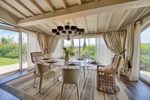 Villa, 4 chambres | Restauration dans la chambre