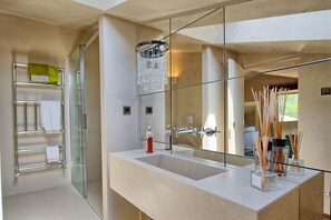 Villa, 4 habitaciones | Baño | Bañera de hidromasaje y cabezal de ducha tipo lluvia