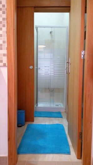 Estudio (2) | Baño | Secadora de cabello, toallas, jabón, shampoo 