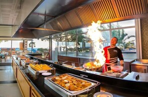 Breakfast, lunch and dinner served - Gumuldur Resort Hotel & SPA (Menderes)