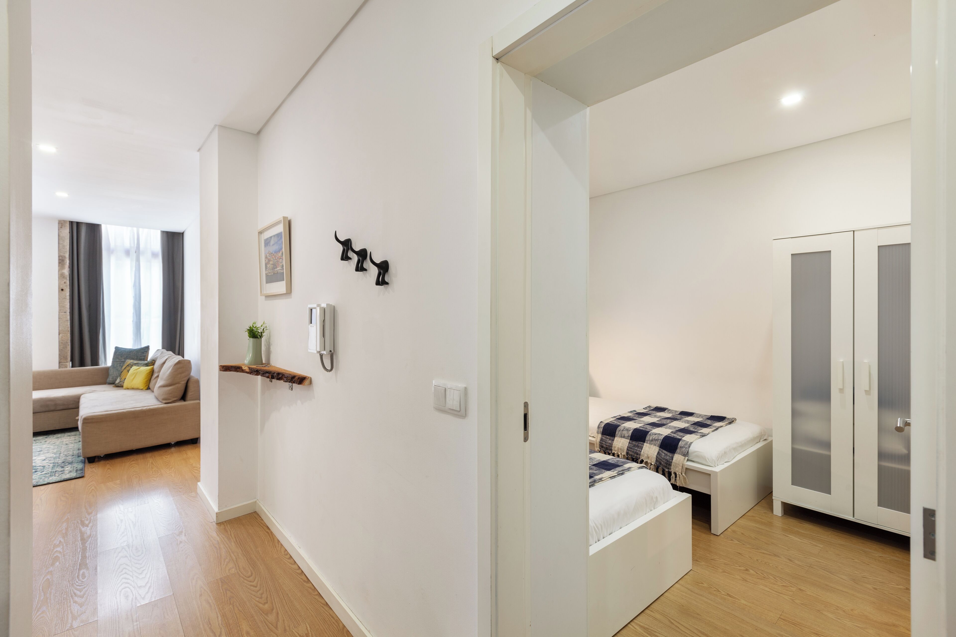 Eine moderne Wohnung mit Wohnbereich, Schlafzimmer und Bad.
