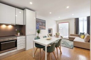 Apartment, 2 Bedrooms | Private kitchen | Fridge, microwave, oven, stovetop - D&S - Porto Theater Apartment (Porto)