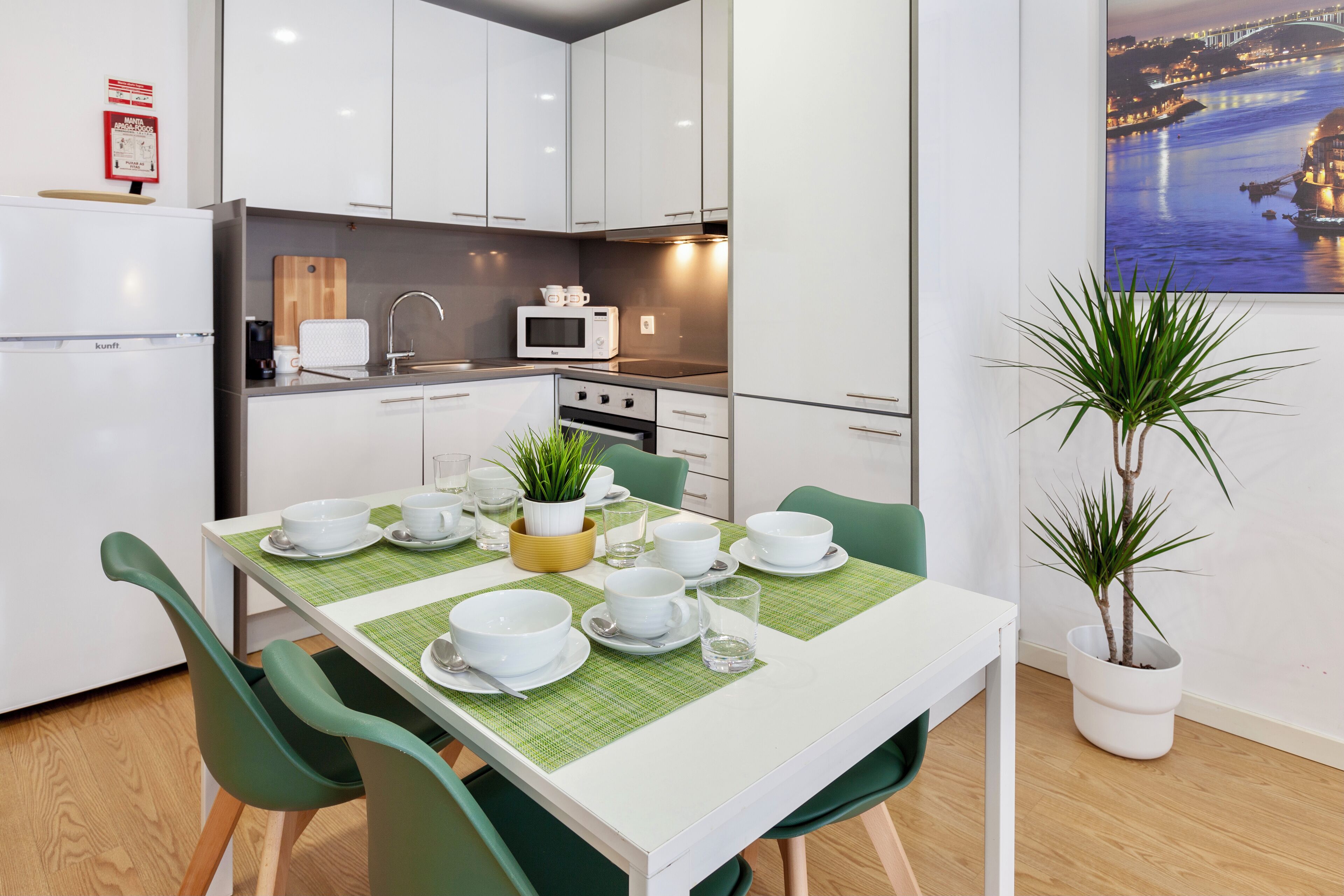 Appartement, 2 slaapkamers | Privékeuken | Een koelkast, een magnetron, een oven, een kookplaat