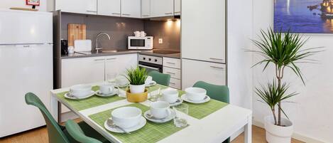 Appartement, 2 slaapkamers | Privékeuken | Een koelkast, een magnetron, een oven, een kookplaat