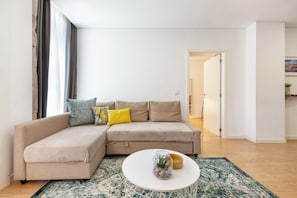 Appartement, 2 chambres | Aire de séjour | Téléviseur à écran plat