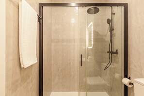 Apartamento, 1 quarto | Banheiro | Chuveiro, secador de cabelo, toalhas de banho 