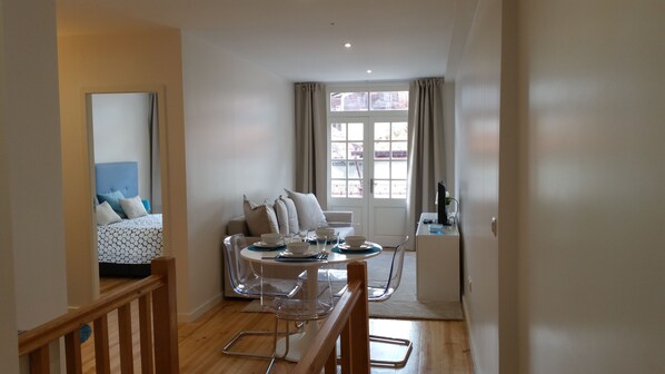 Appartement, 2 slaapkamers | Woonkamer | Televisie